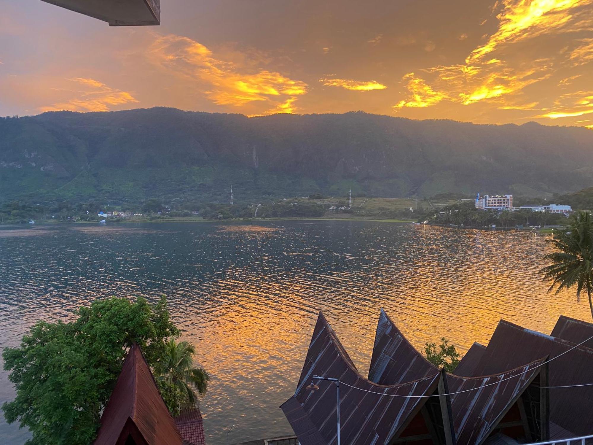 Vandu'S View Guest House & Restaurant Tuk Tuk Buitenkant foto